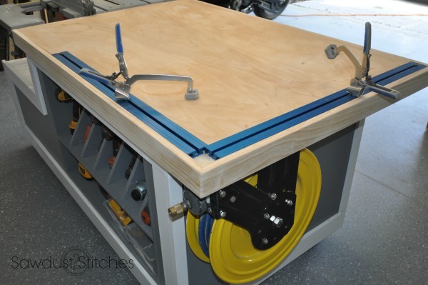 assembly table workbench with clamp system with power 