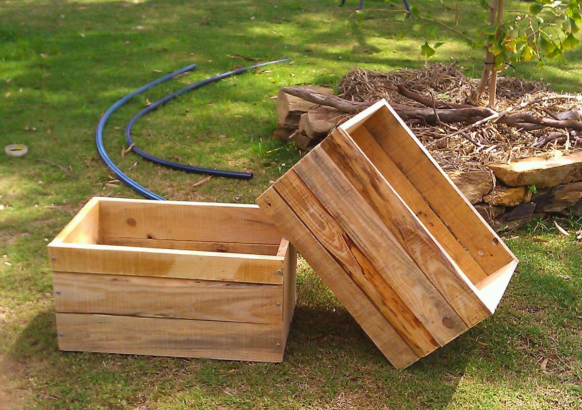 Recycled pallet crates | Do It Yourself Home Projects from Ana White