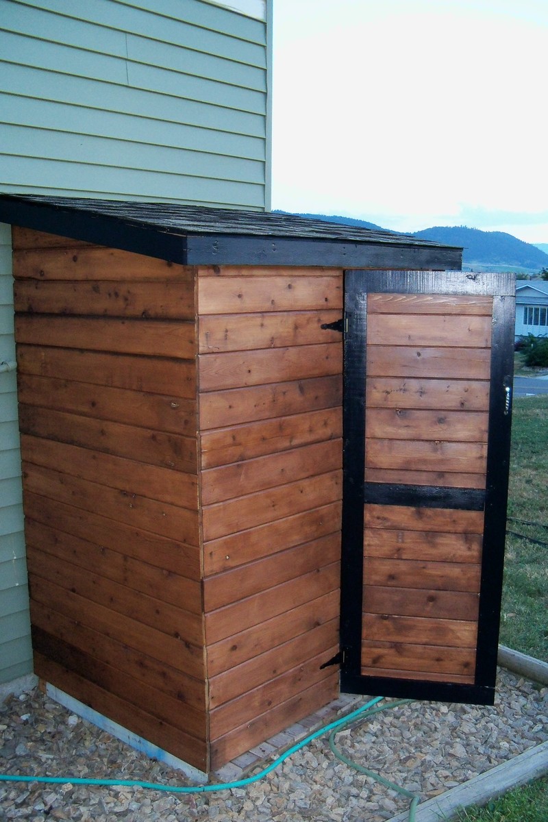  built this as a garden shed so i had to modify the front into a