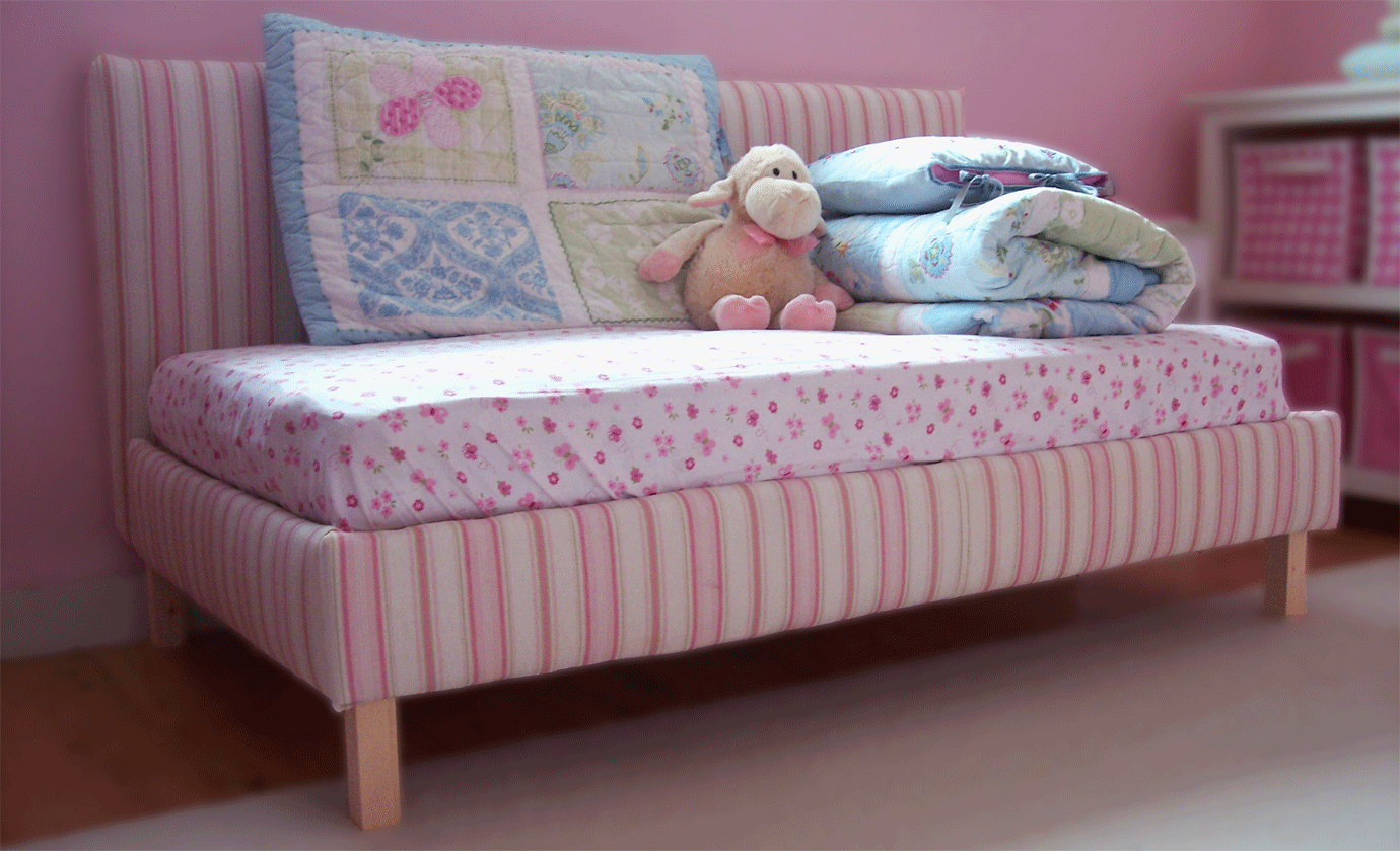 Love LOVE this DIY Upholstered Toddler Day Bed over at Ana White ...