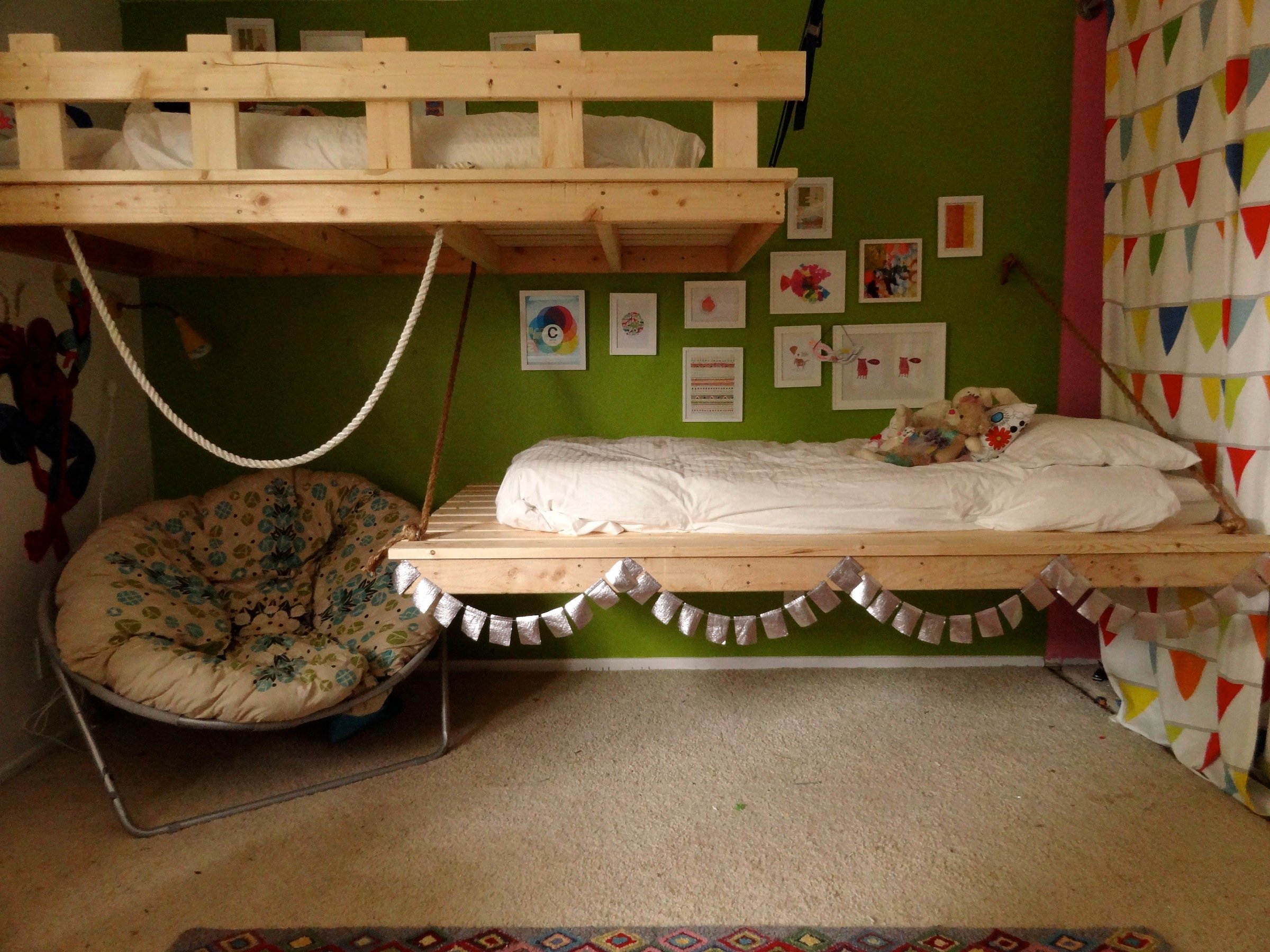 детская кровать прикрепленная к стене