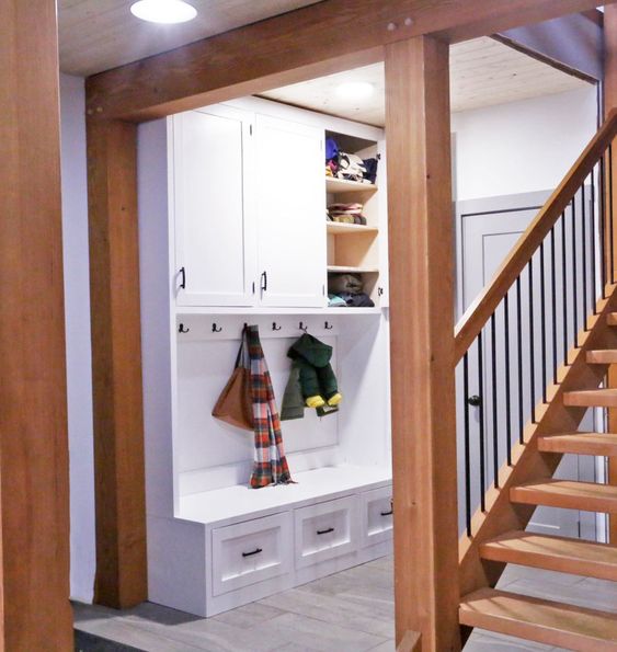 mudroom bench and hutch with doors and drawers