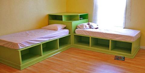 L shaped twin beds store with corner table