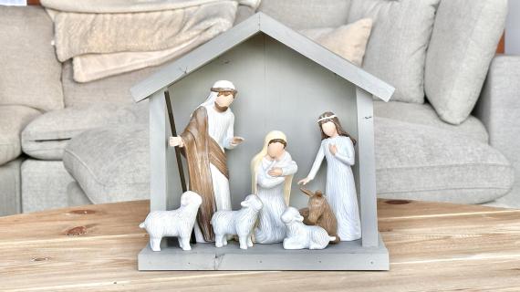 simple wood stable for nativity scene 